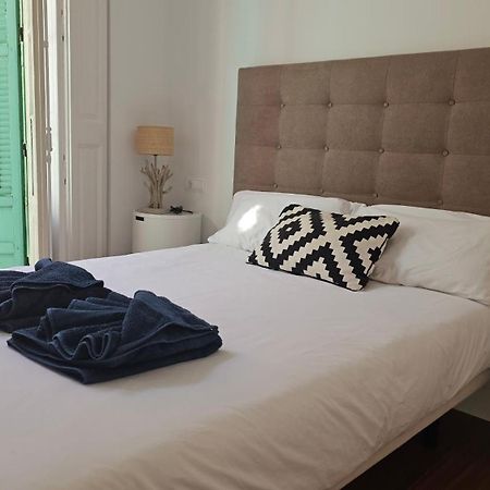 Chic Casa Cathedral At Calle Fresca 2-Bedroom Apartment In Malaga City Center Buitenkant foto