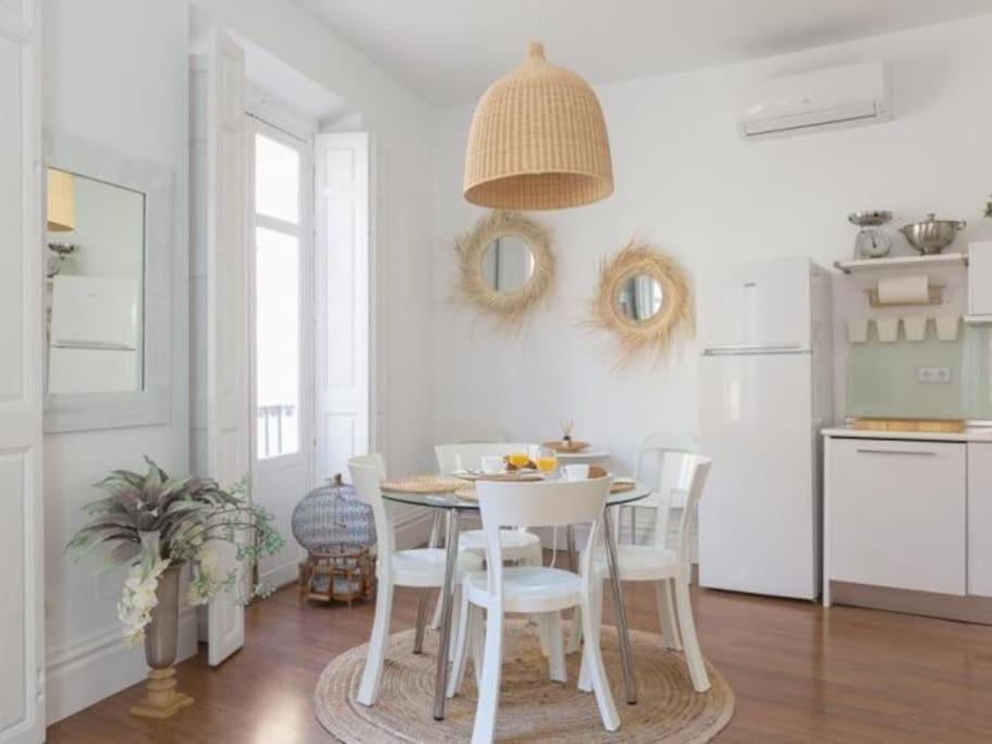 Chic Casa Cathedral At Calle Fresca 2-Bedroom Apartment In Malaga City Center Buitenkant foto