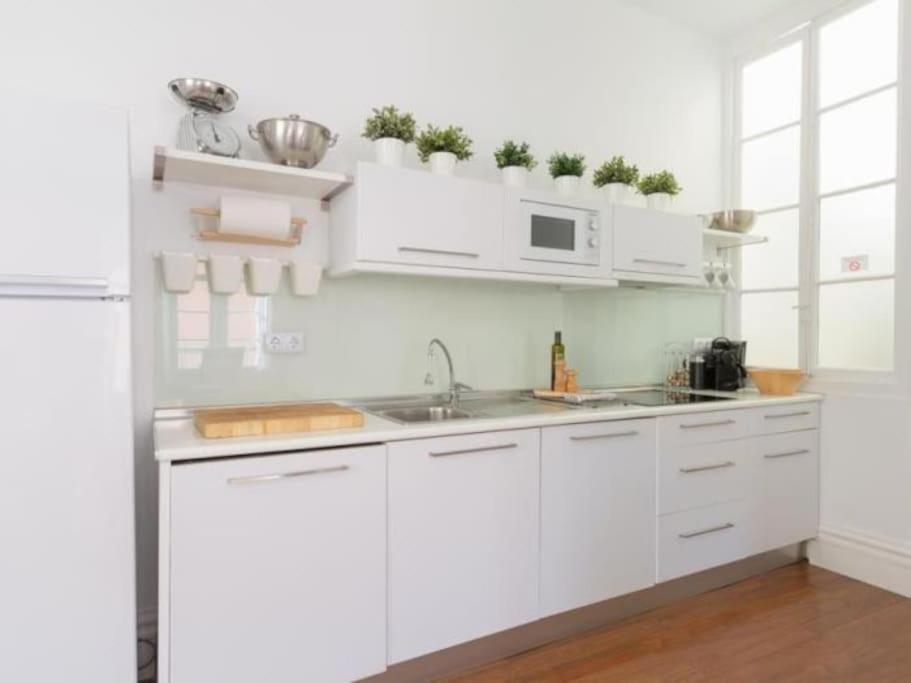 Chic Casa Cathedral At Calle Fresca 2-Bedroom Apartment In Malaga City Center Buitenkant foto