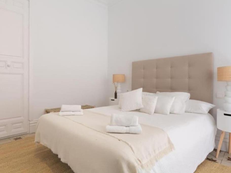 Chic Casa Cathedral At Calle Fresca 2-Bedroom Apartment In Malaga City Center Buitenkant foto