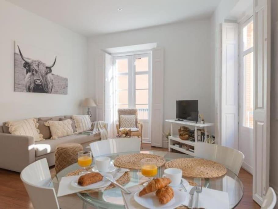 Chic Casa Cathedral At Calle Fresca 2-Bedroom Apartment In Malaga City Center Buitenkant foto