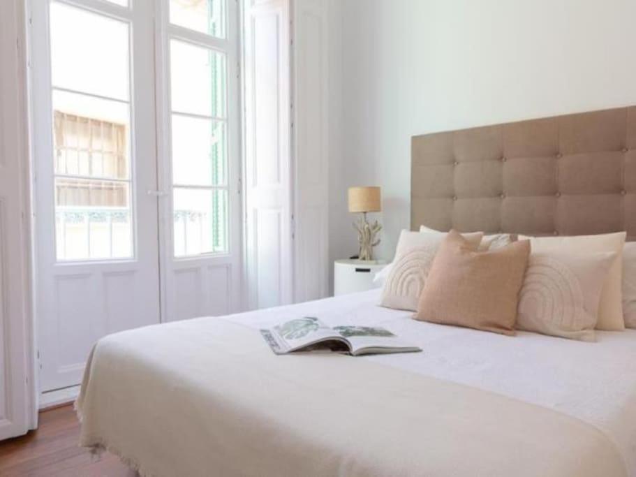 Chic Casa Cathedral At Calle Fresca 2-Bedroom Apartment In Malaga City Center Buitenkant foto